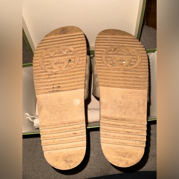 Gucci
Leather mules & clogs
8 US - Picture 3 of 5